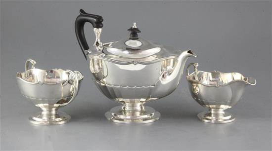 A George V silver three piece pedestal tea set, Alexander Clark & Co Ltd, gross 39 oz.